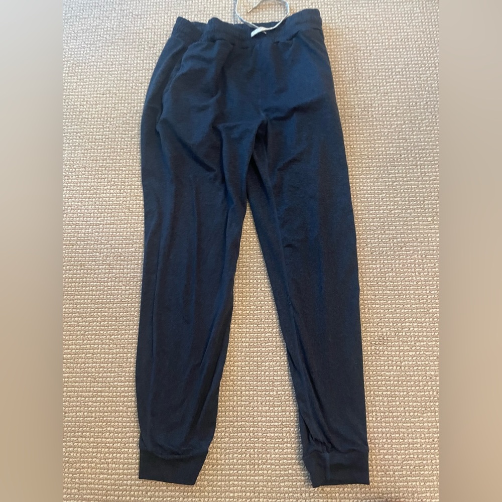 Vuori performance jogger. Navy.